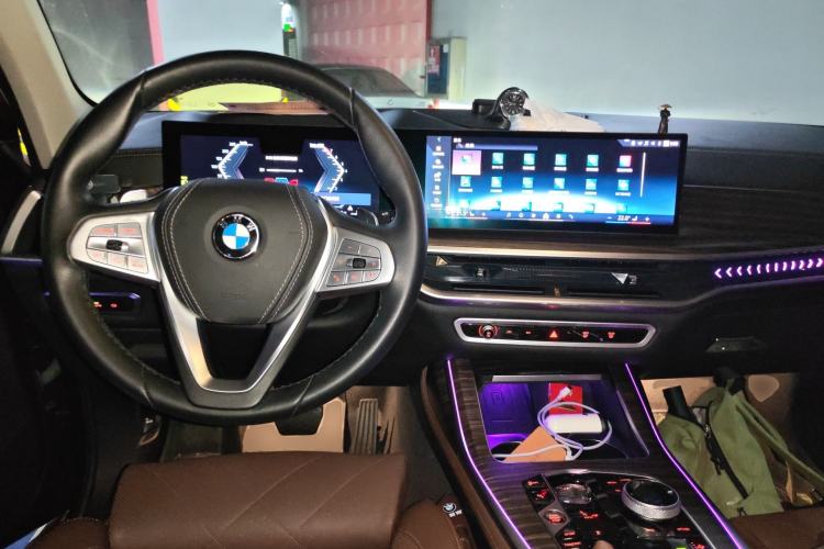 Used BMW X7 2023 xDrive40i Luxury Package with Leading Features Center Console