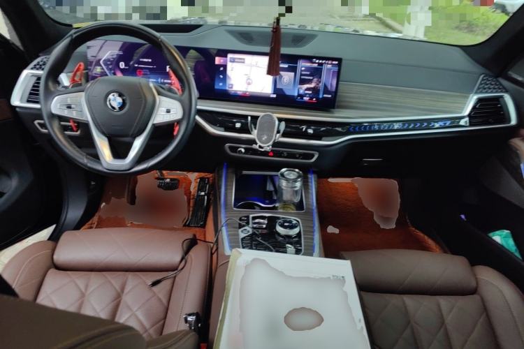 Used BMW X7 2023 xDrive40i Luxury Package with Leading Features Center Console