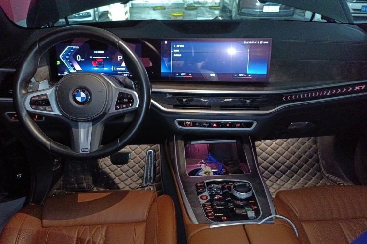 Used BMW X7 2023 xDrive40i Luxury Package with Leading Features Center Console
