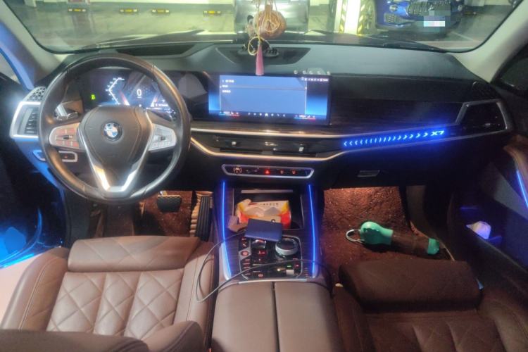 Used BMW X7 2023 xDrive40i Luxury Package with Leading Features Center Console