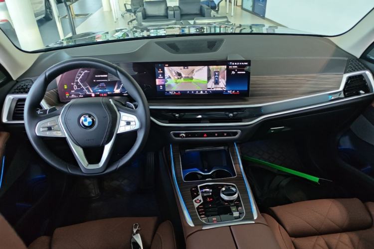 Used BMW X7 2023 xDrive40i Luxury Package with Leading Features Center Console