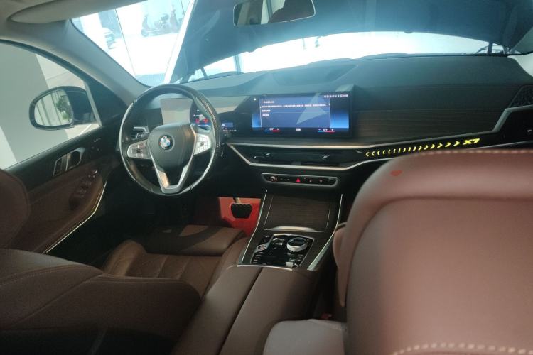 Used BMW X7 2023 xDrive40i Luxury Package with Leading Features Center Console