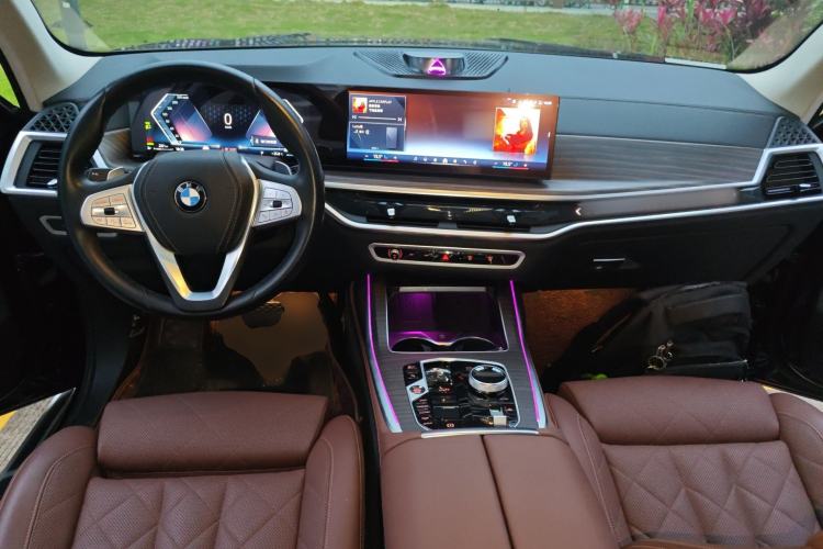 Used BMW X7 2023 xDrive40i Luxury Package with Leading Features Center Console