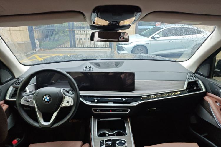 Used BMW X7 2023 xDrive40i Luxury Package with Leading Features Center Console