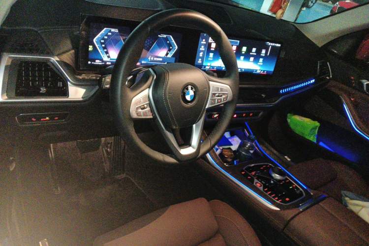 Used BMW X7 2023 xDrive40i Luxury Package with Leading Features Center Console