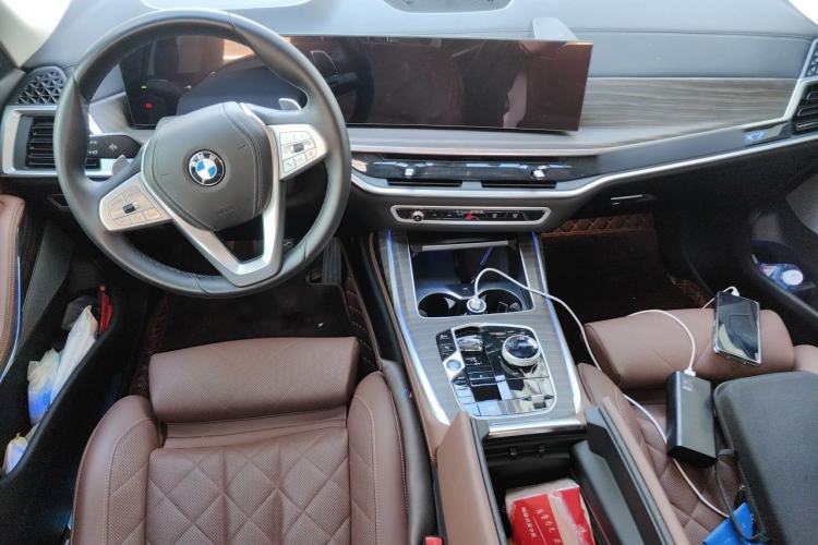 Used BMW X7 2023 xDrive40i Luxury Package with Leading Features Center Console