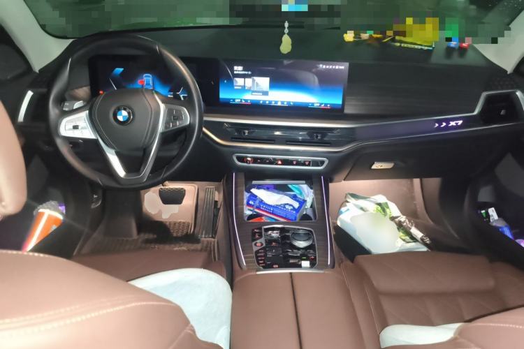 Used BMW X7 2023 xDrive40i Luxury Package with Leading Features Center Console
