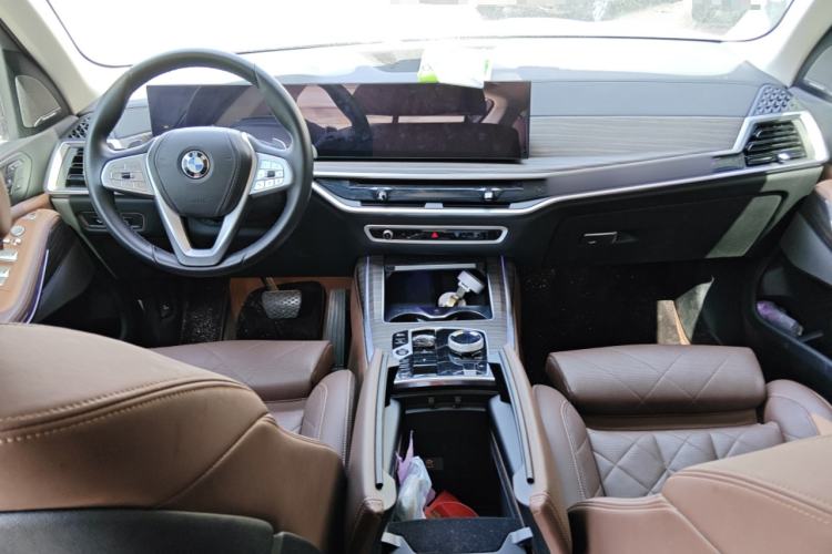 Used BMW X7 2023 xDrive40i Luxury Package with Leading Features Center Console