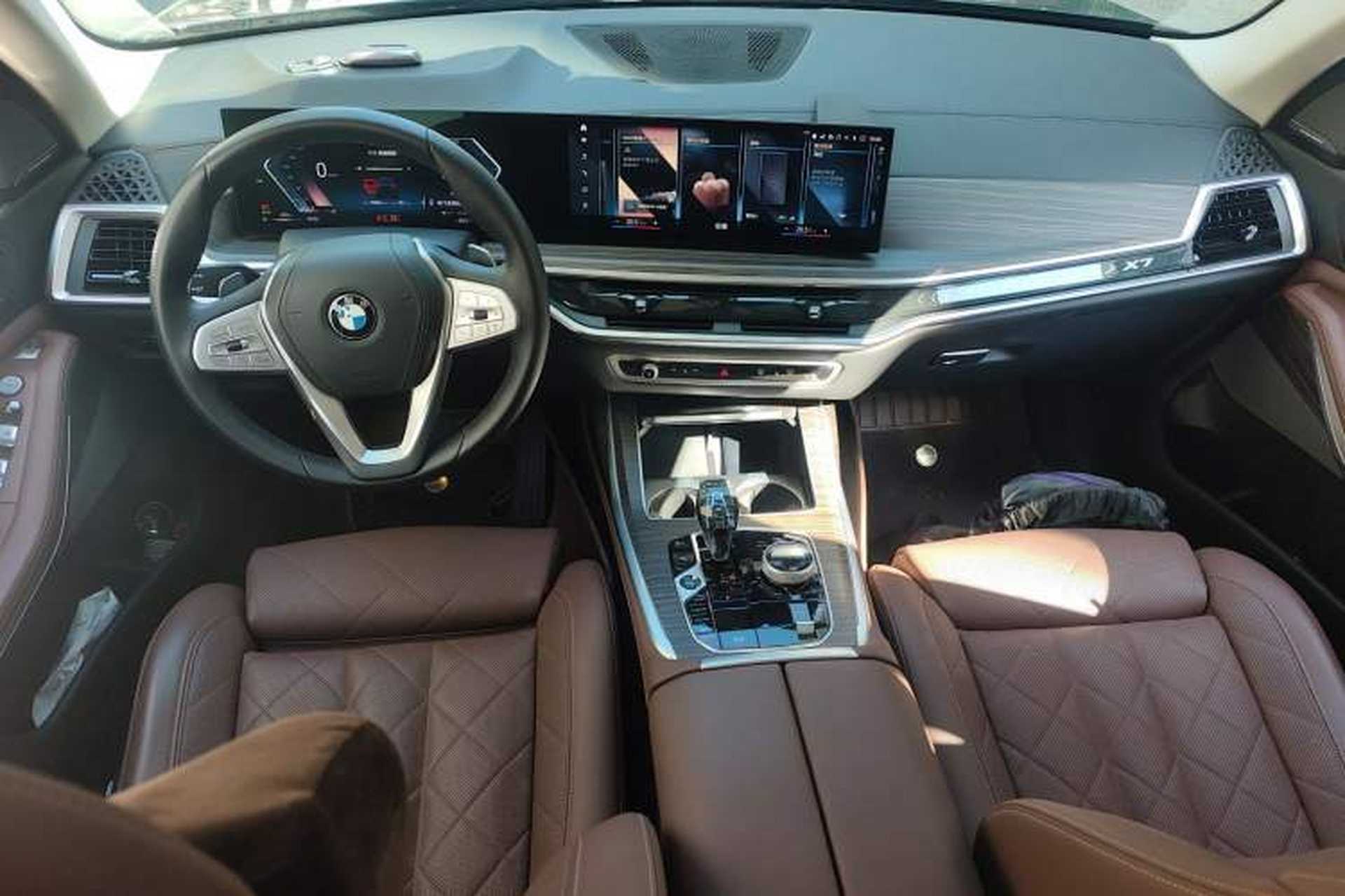 Used BMW X7 2023 xDrive40i Luxury Package with Leading Features Center Console