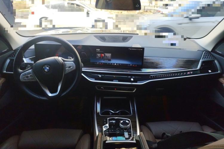 Used BMW X7 2023 xDrive40i Luxury Package with Leading Features Center Console