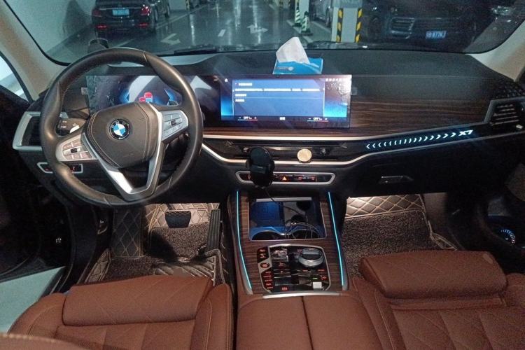 Used BMW X7 2023 xDrive40i Luxury Package with Leading Features Center Console