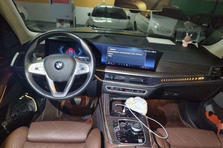 Used BMW X7 2023 xDrive40i Luxury Package with Leading Features Center Console