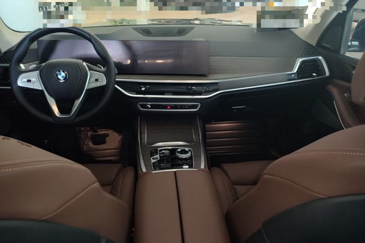 Used BMW X7 2023 xDrive40i Luxury Package with Leading Features Center Console