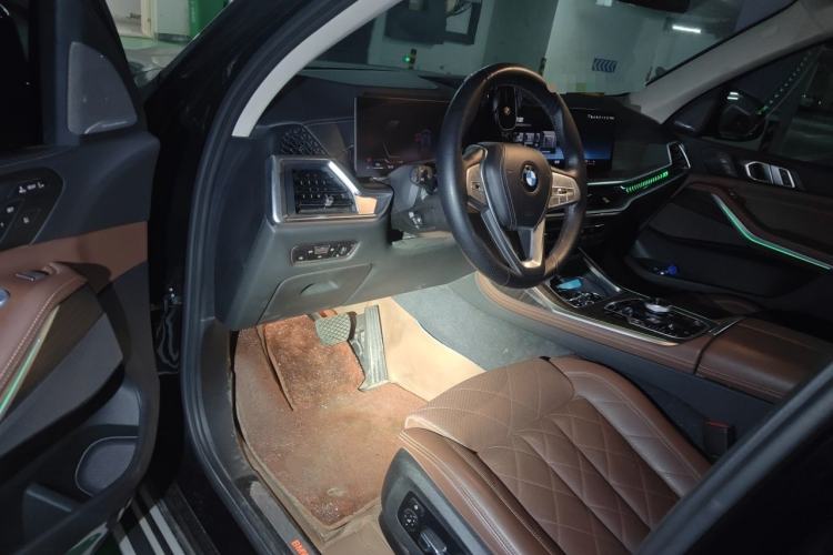 Used BMW X7 2023 xDrive40i Luxury Package with Leading Features Driver Seat