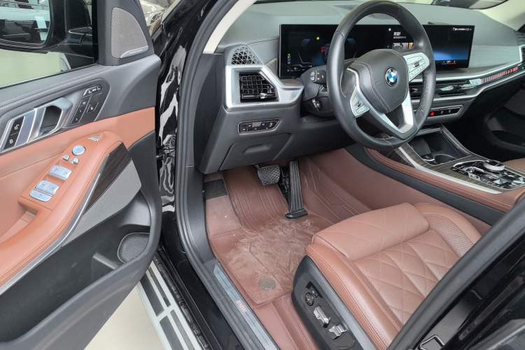 Used BMW X7 2023 xDrive40i Luxury Package with Leading Features Driver Seat