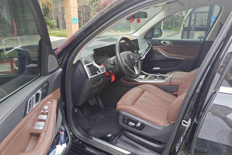 Used BMW X7 2023 xDrive40i Luxury Package with Leading Features Driver Seat