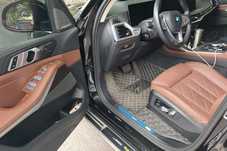 Used BMW X7 2023 xDrive40i Luxury Package with Leading Features Driver Seat