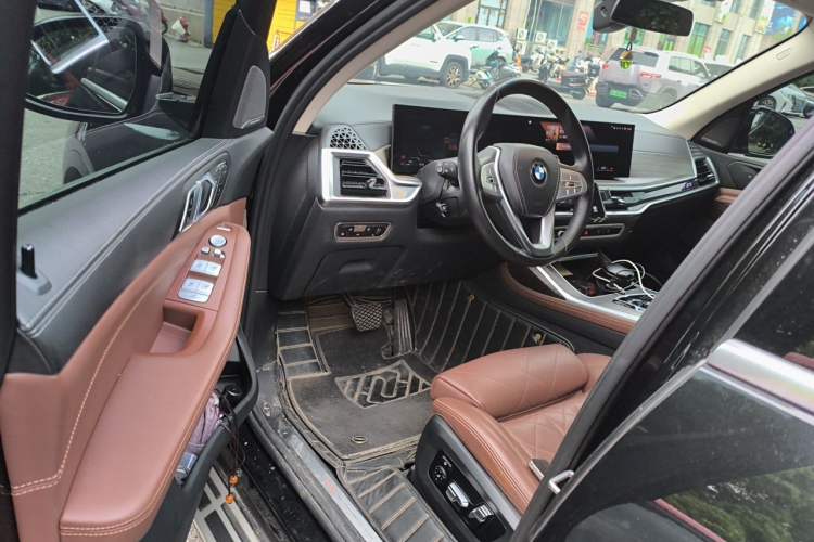 Used BMW X7 2023 xDrive40i Luxury Package with Leading Features Driver Seat