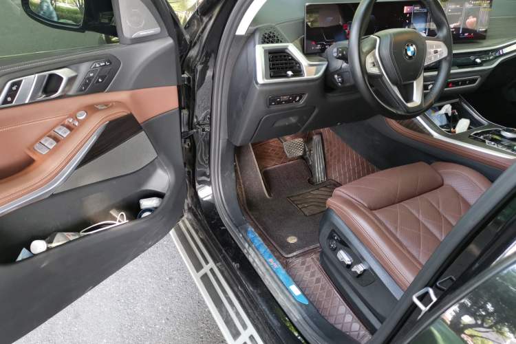Used BMW X7 2023 xDrive40i Luxury Package with Leading Features Driver Seat