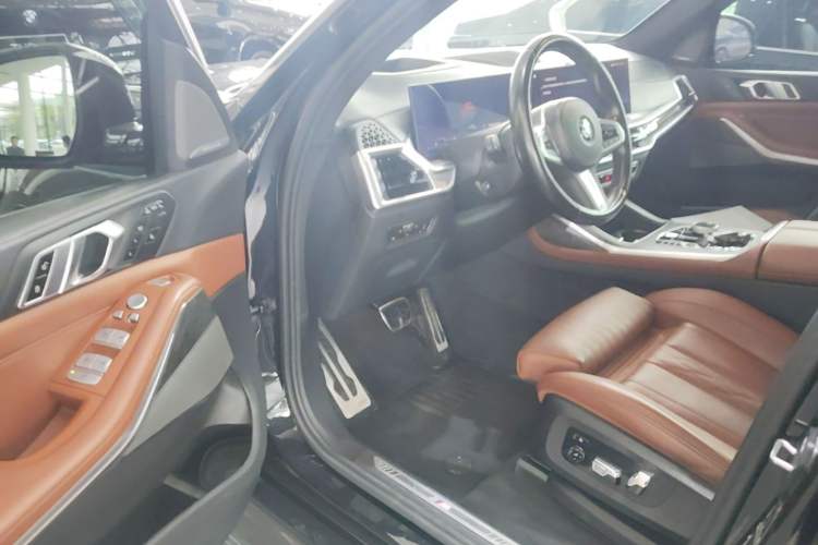 Used BMW X7 2023 xDrive40i Luxury M Sport Package Driver Seat