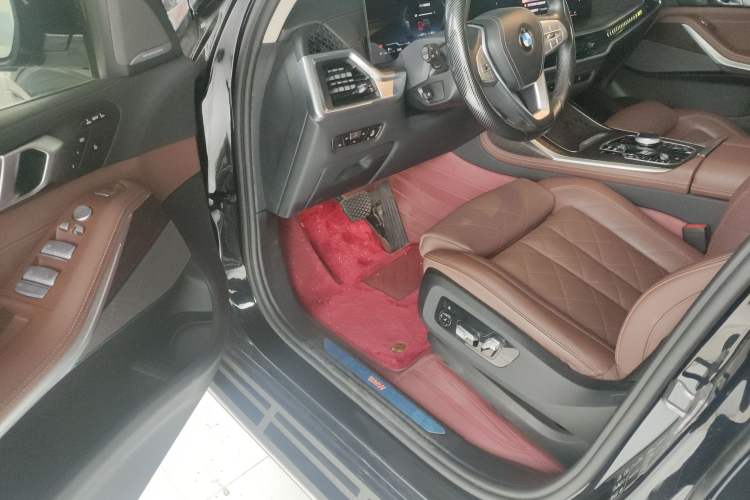 Used BMW X7 2023 xDrive40i Luxury Package with Leading Features Driver Seat