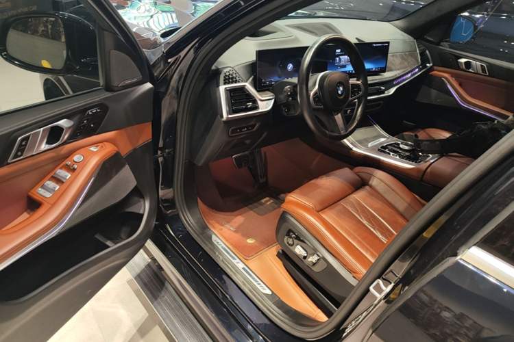 Used BMW X7 2023 xDrive40i Luxury M Sport Package Driver Seat