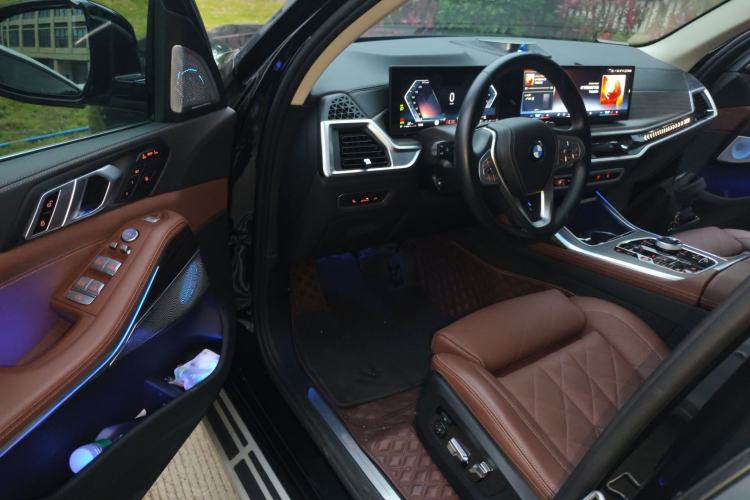 Used BMW X7 2023 xDrive40i Luxury Package with Leading Features Driver Seat