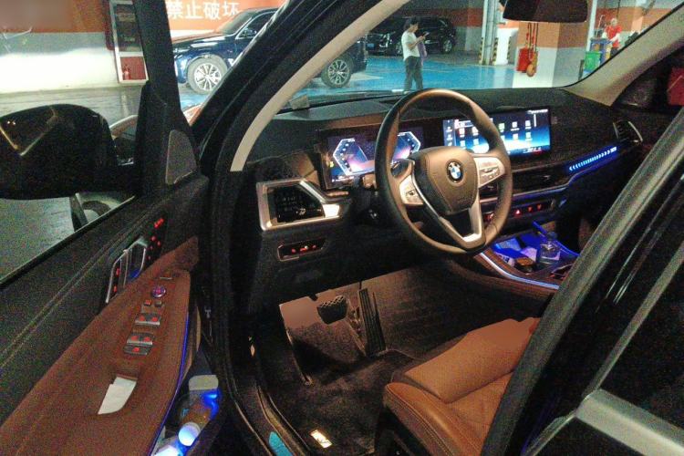 Used BMW X7 2023 xDrive40i Luxury Package with Leading Features Driver Seat