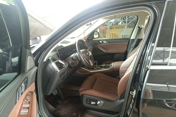 Used BMW X7 2023 xDrive40i Luxury Package with Leading Features Driver Seat