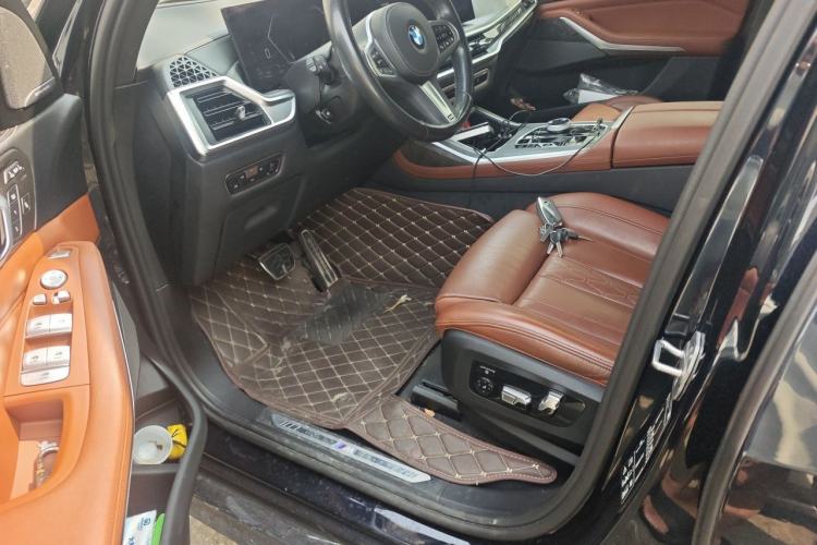 Used BMW X7 2023 xDrive40i Luxury Package with Leading Features Driver Seat