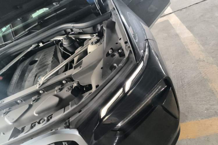 Used BMW X7 2023 xDrive40i Luxury M Sport Package Engine Bay Left