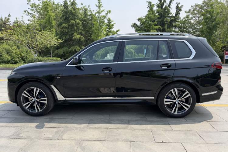 Used BMW X7 2023 xDrive40i Luxury M Sport Package Exterior 2