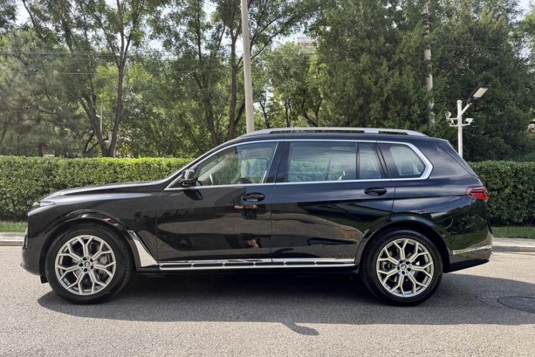 Used BMW X7 2023 xDrive40i Luxury Package with Leading Features Exterior 2