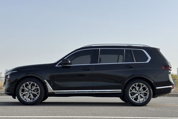 Used BMW X7 2023 xDrive40i Luxury Package with Leading Features Exterior 2