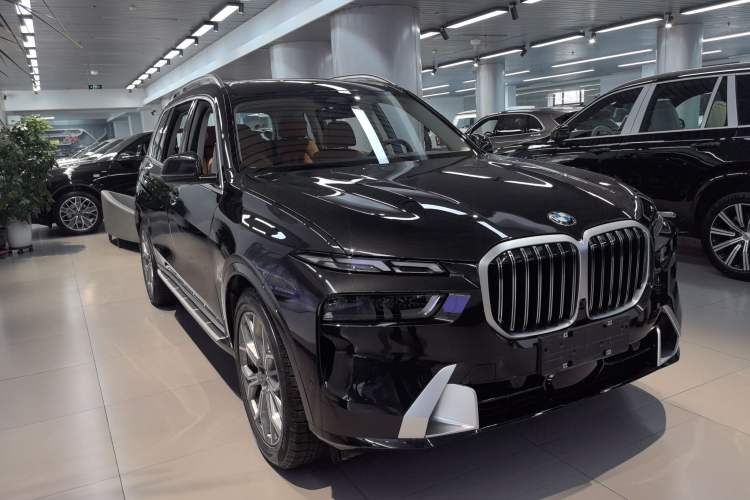 Used BMW X7 2023 xDrive40i Luxury Package with Leading Features Exterior 3