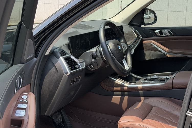 Used BMW X7 2023 xDrive40i Luxury Package with Leading Features Exterior 4