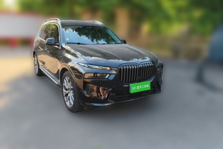 Used BMW X7 2023 xDrive40i Luxury Package with Leading Features Front Right 45 Deg