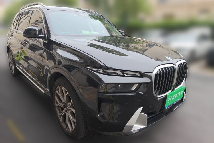 Used BMW X7 2023 xDrive40i Luxury Package with Leading Features Front Right 45 Deg