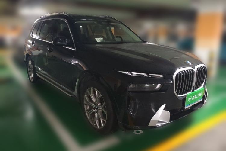 Used BMW X7 2023 xDrive40i Luxury Package with Leading Features Front Right 45 Deg