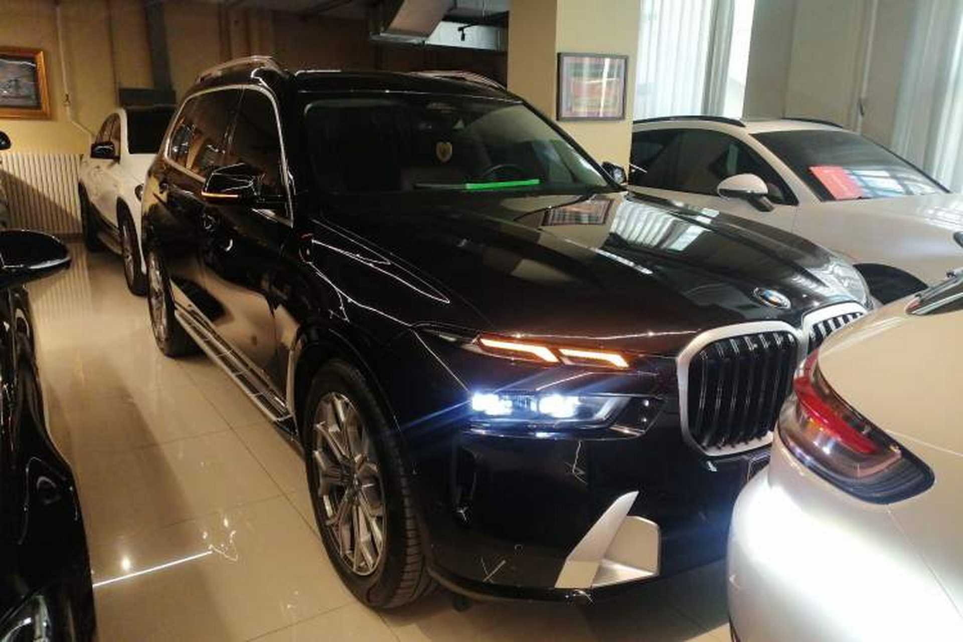 Used BMW X7 2023 xDrive40i Luxury Package with Leading Features Front Right 45 Deg