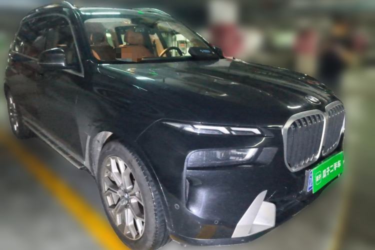 Used BMW X7 2023 xDrive40i Luxury Package with Leading Features Front Right 45 Deg