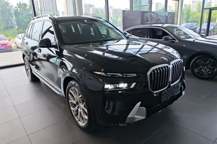 Used BMW X7 2023 xDrive40i Luxury Package with Leading Features Front Right 45 Deg