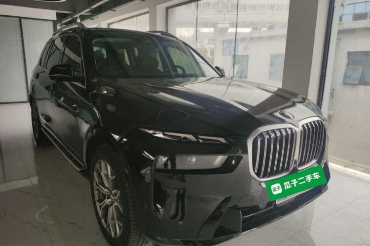 Used BMW X7 2023 xDrive40i Luxury Package with Leading Features Front Right 45 Deg