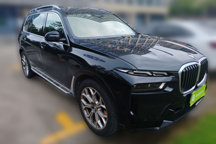 Used BMW X7 2023 xDrive40i Luxury Package with Leading Features Front Right 45 Deg