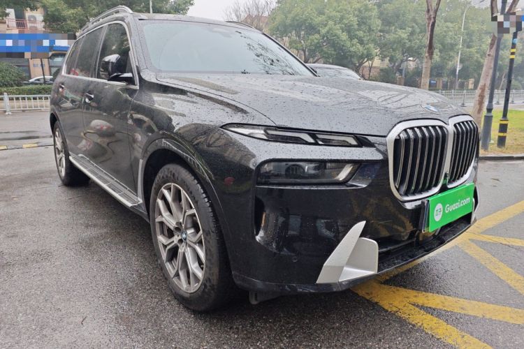Used BMW X7 2023 xDrive40i Luxury Package with Leading Features Front Right 45 Deg