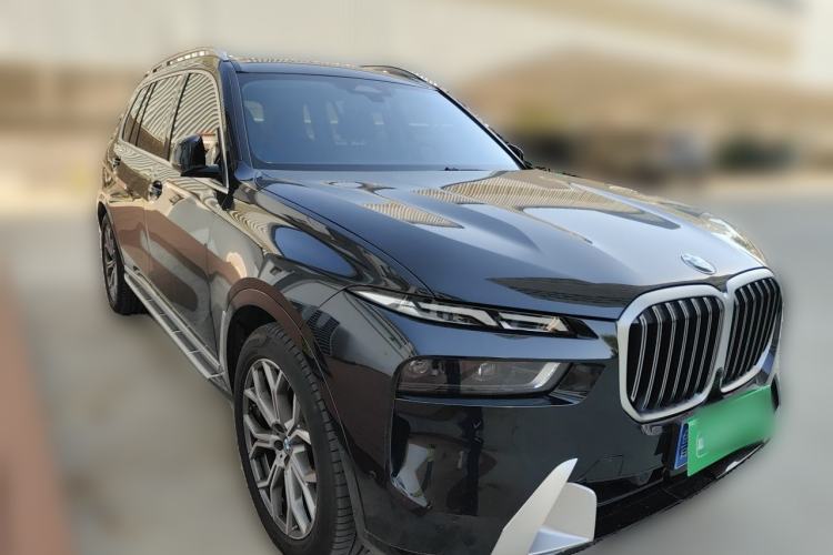 Used BMW X7 2023 xDrive40i Luxury Package with Leading Features Front Right 45 Deg