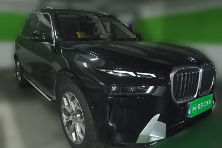 Used BMW X7 2023 xDrive40i Luxury Package with Leading Features Front Right 45 Deg