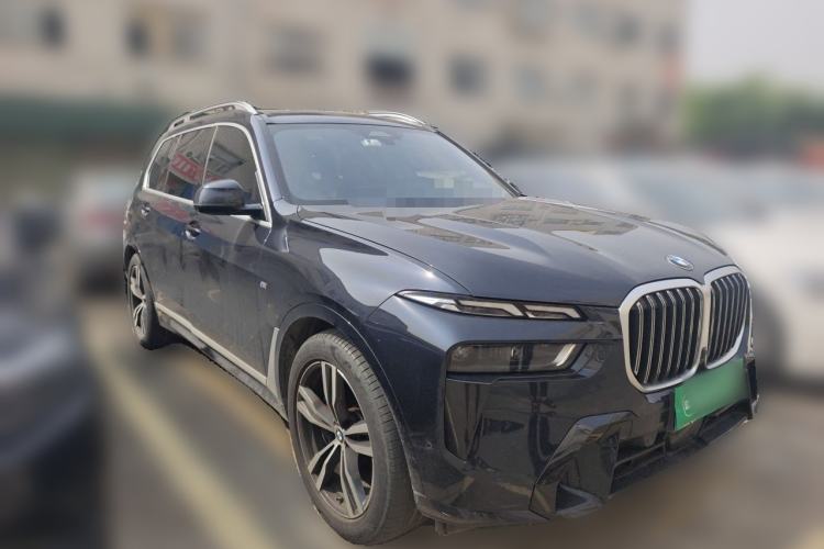 Used BMW X7 2023 xDrive40i Luxury Package with Leading Features Front Right 45 Deg