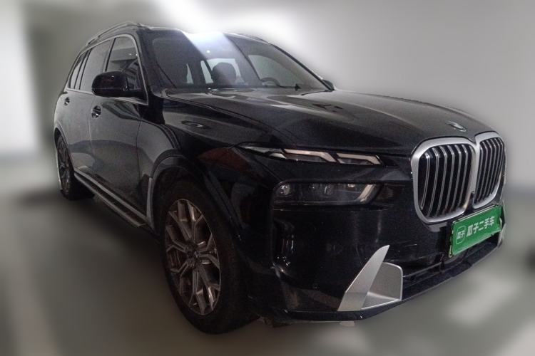 Used BMW X7 2023 xDrive40i Luxury Package with Leading Features Front Right 45 Deg