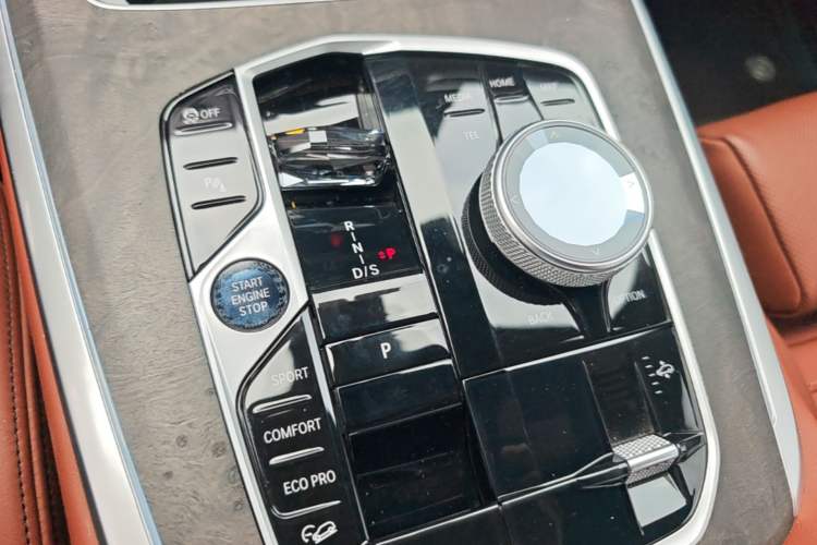 Used BMW X7 2023 xDrive40i Luxury Package with Leading Features Gear Lever